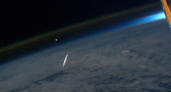 Perseida atravesando la atmósfera terreste, vista desde la ISS